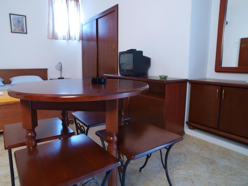 Apartments Obala Dragovic Petrovac Kamer foto